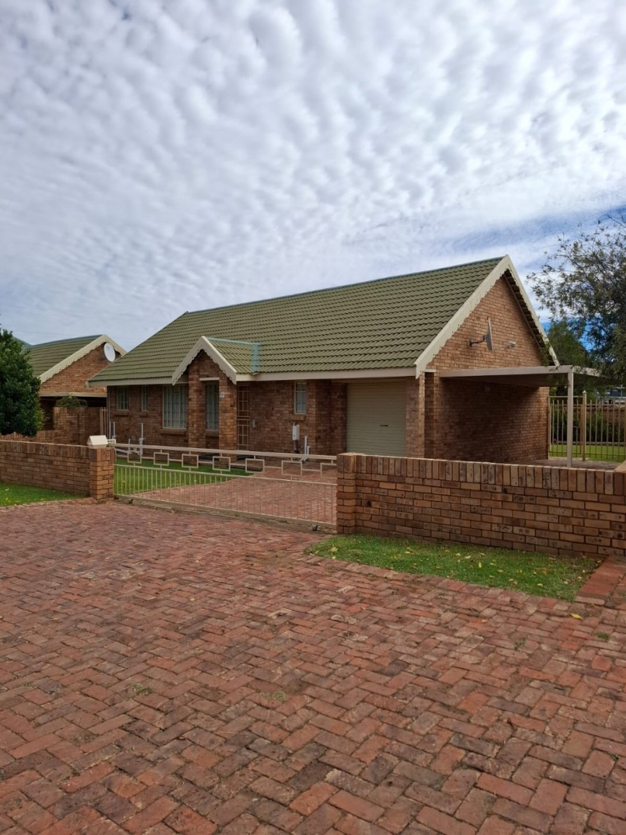3 Bedroom Property for Sale in Langenhovenpark Free State